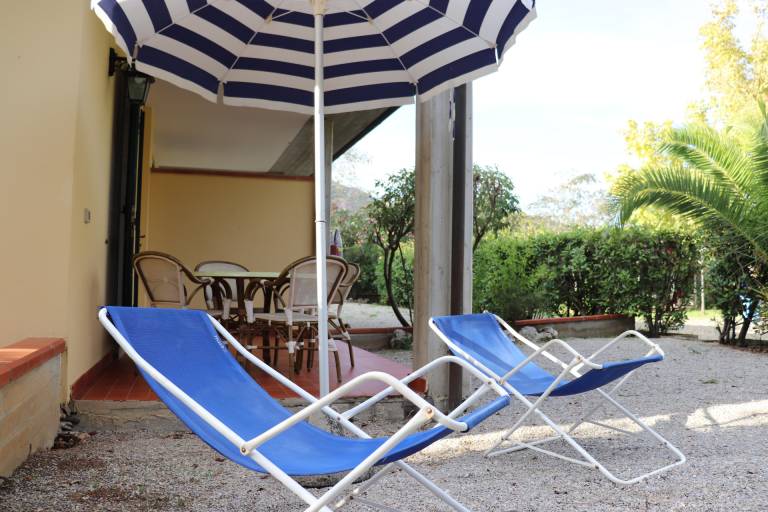 Apartment with yard & pool — photo 4