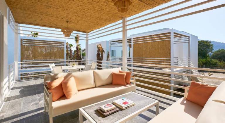 Rental apartment with patio, pool & yard — photo 3