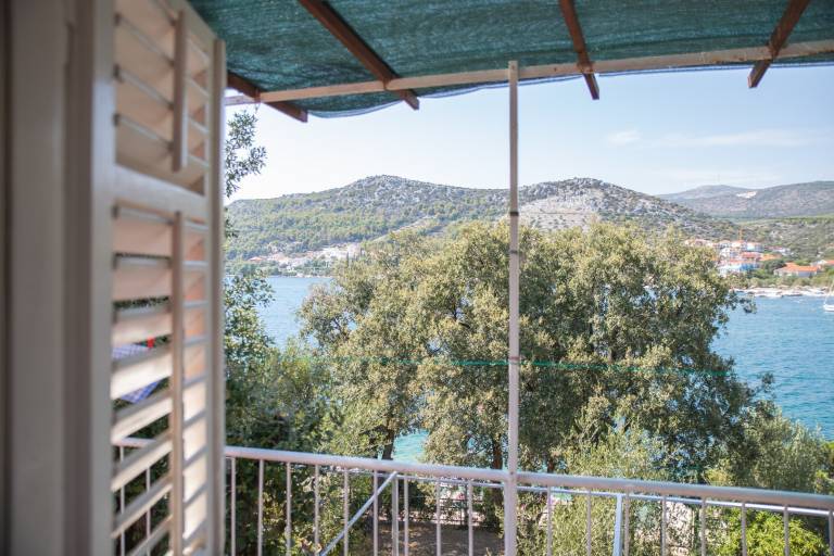 House with barbecue, fast internet & patio | Sea view in Okrug