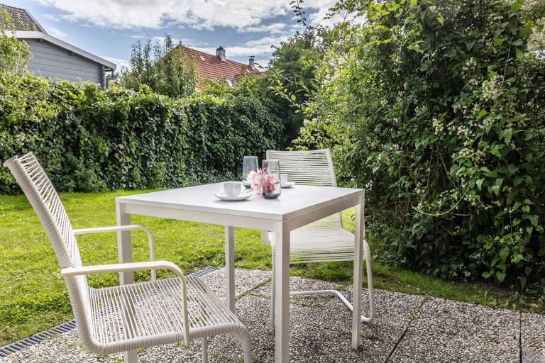 Moderne 2-Zimmerwohnung (Erdgeschoss), 2023 renoviert und neu eingerichtet. Schlafzimmer mit Kingsize-Bett, neue Einbauküche, Duschbad sowie sonnige Terrasse zur Südseite. Eine Garage für KFZ oder Fahrräder gehört zur Wohnung. — photo 4