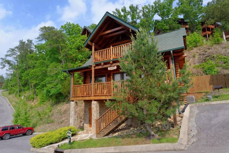 Pigeon Forge Pet Friendly Mountain Views Hot Tub Fireplace WiFi in Pigeon Forge, TN