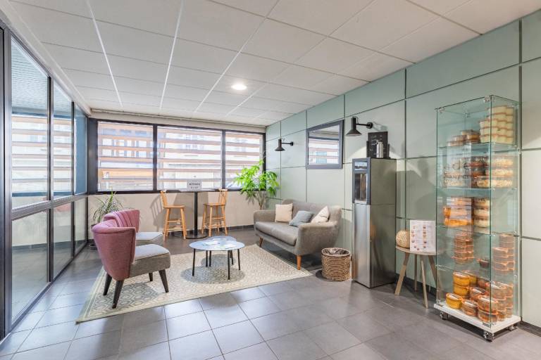 Serviced apartment with yard & patio | Perfect for remote work — photo 4