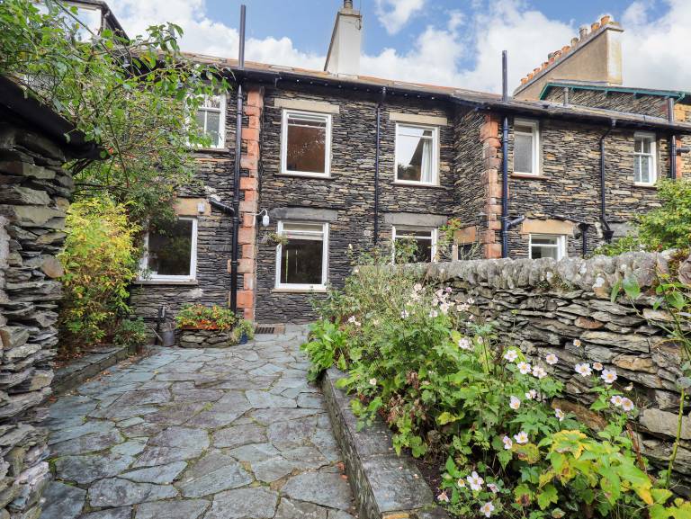 Family-oriented beautiful cottage with yard | Pet-friendly in Windermere