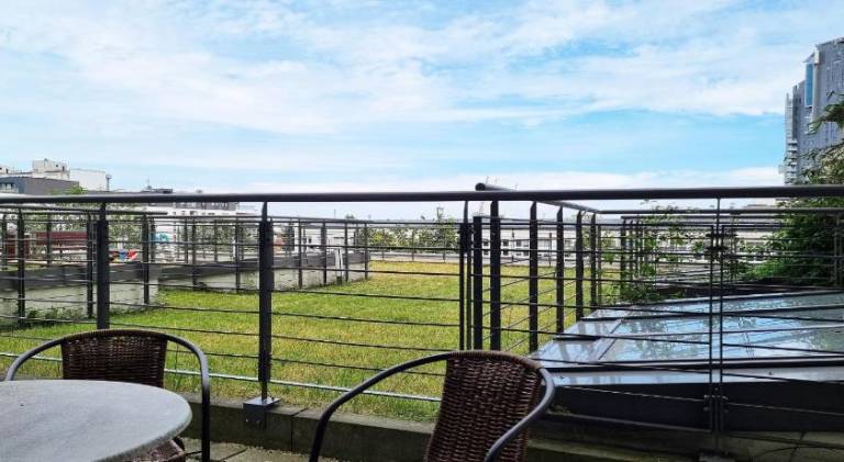 Apartment with yard & terrace — photo 5