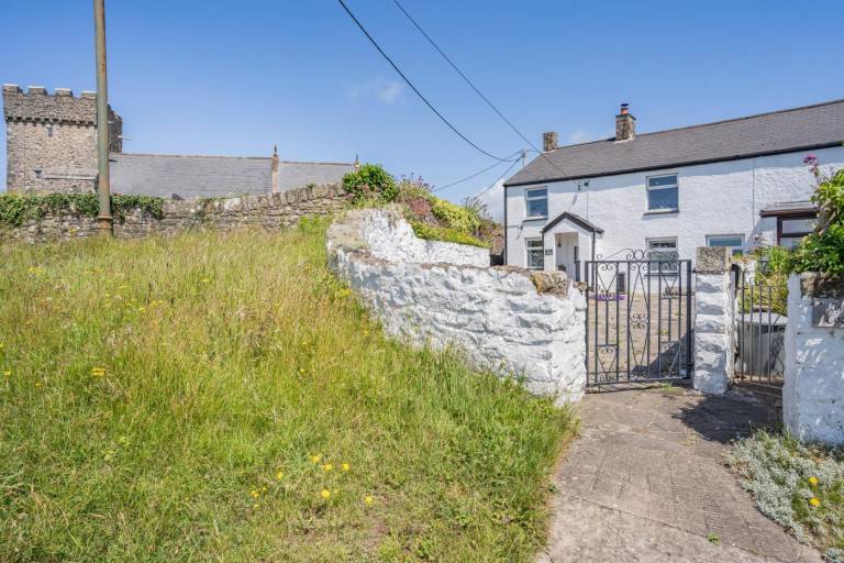 Cottage with barbeque & garden in Bridgend