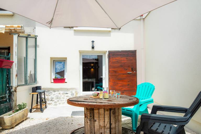 House with fast internet, terrace & yard | Garden view | Dogs allowed — photo 3