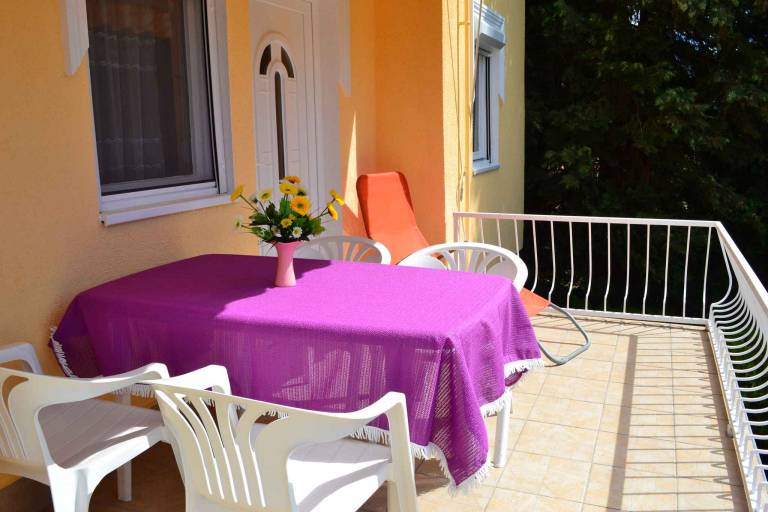 Holiday apartment with yard, BBQ & terrace — photo 2
