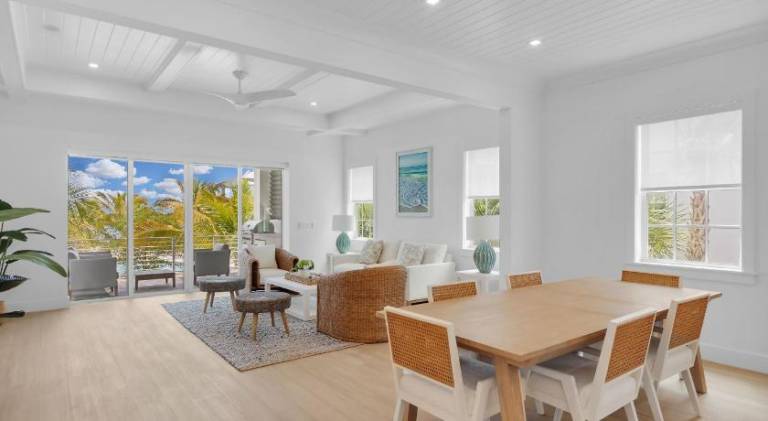 Vacation home with pool — photo 5