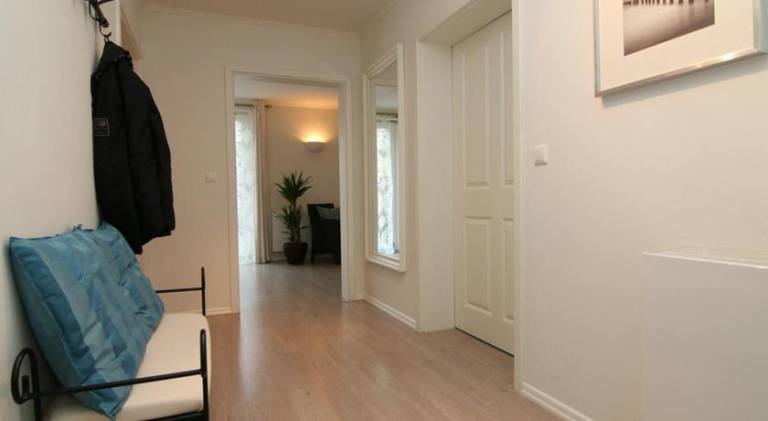 Apartment with patio — photo 4