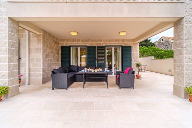 Vacation home with private pool & grill | Garden view — photo 3