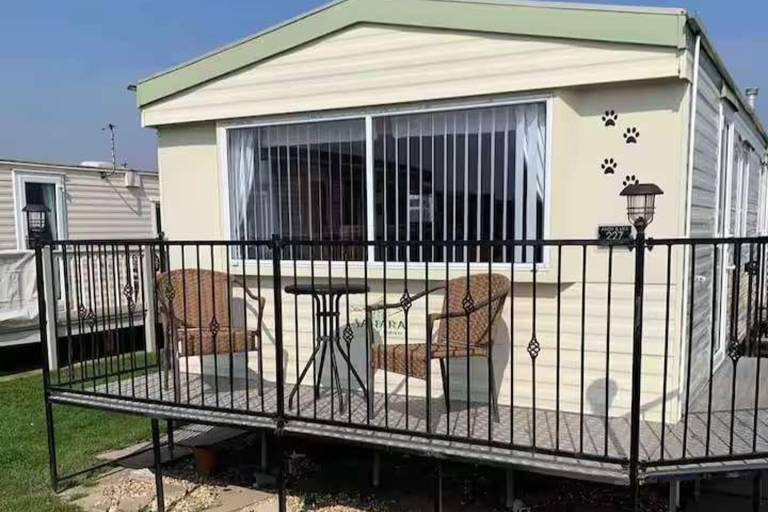 2Bed Caravan Sleeps 6- Beach Access, Pets, Parking — photo 3