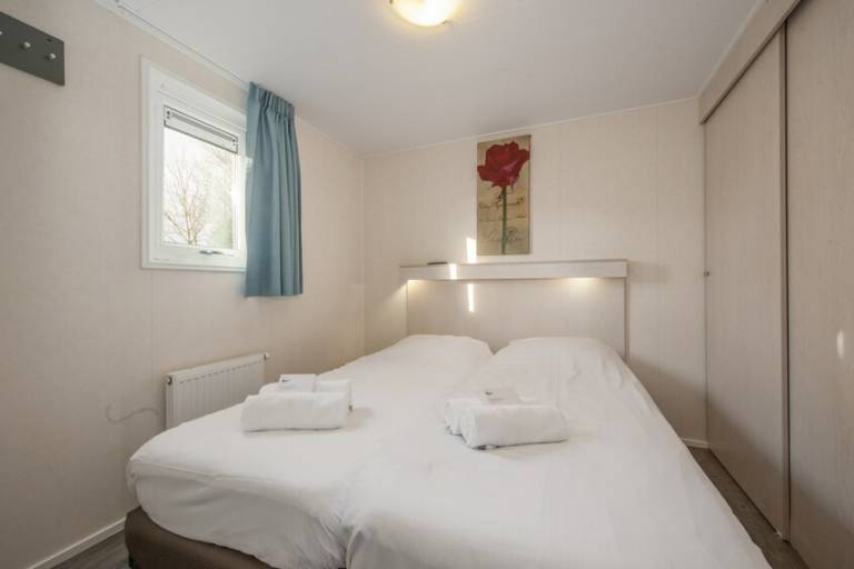 Chalet with terrace, yard & heated pool | Beach nearby | Pets are welcome — photo 2