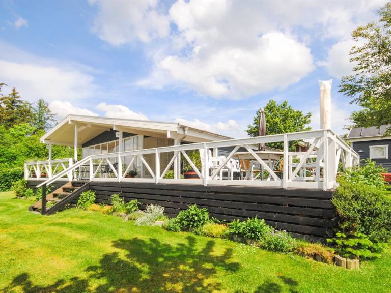 Child-friendly beautiful house with patio & yard | Pets allowed — photo 3