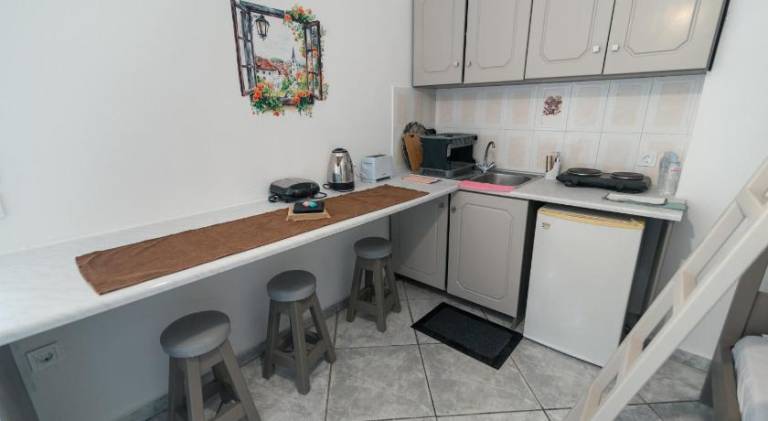 Serviced apartment with patio & yard — photo 3