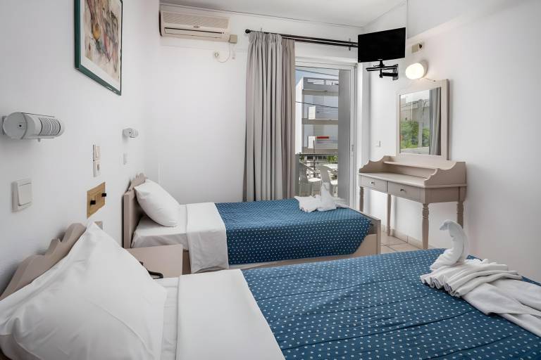 Serviced apartment with pool, yard & terrace — photo 2