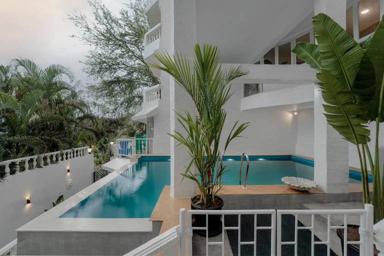 Serviced apartment with hot tub, patio & pool in Panaji