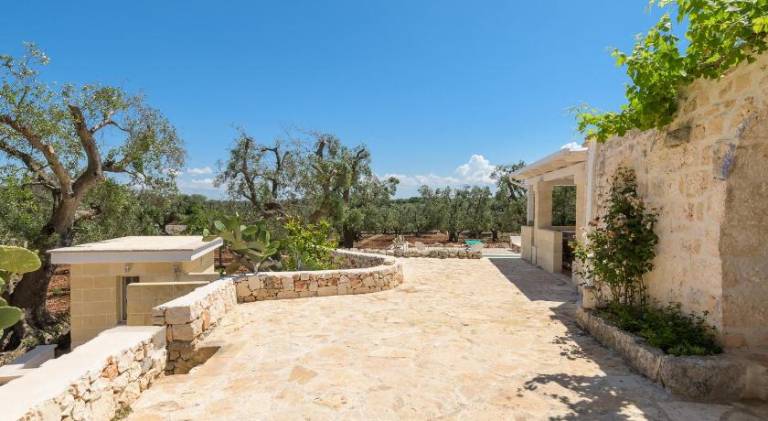 Villa with pool — photo 5