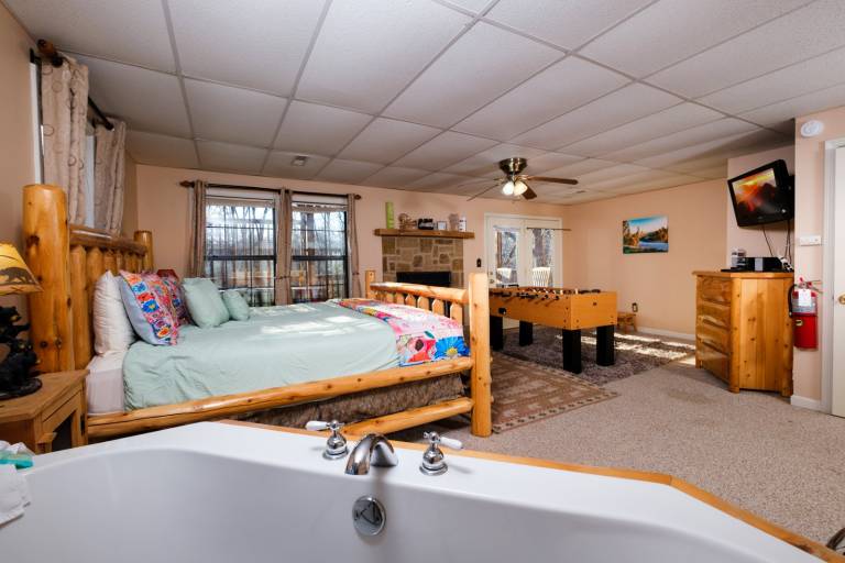 The Tree House - Easy Access to Pigeon Forge & Gatlinburg Attractions, Events, Shops & Outdoor Fun! — photo 2