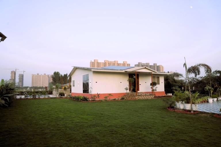 Lovely house with pool, BBQ & hot tub | Good for workation | Dogs allowed in Noida