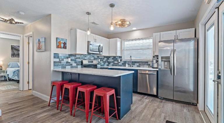 Oceanfront 2-Bedroom Condo Pet Friendly Deck & Views Near Beach — photo 5