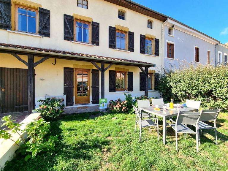 Charming and Comfortable Cottage in Saint-Haon-le-Châtel, Pets Allowed in Vichy