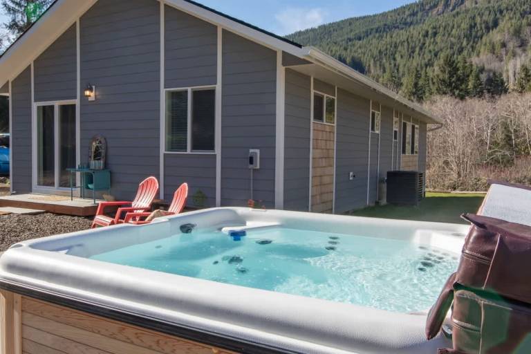 Family-oriented house with barbeque, jacuzzi & garden | Suitable for remote work | Pet-friendly in Tillamook, OR