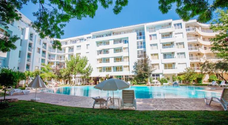 Serviced apartment with BBQ, yard & pool — photo 3