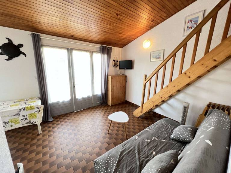 Beachside 2-Room Cabin, Parking, Washer, Terrace, Pets Allowed — photo 3
