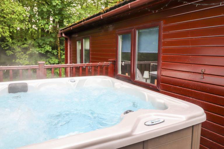 Cottage with yard & hot tub in Windermere