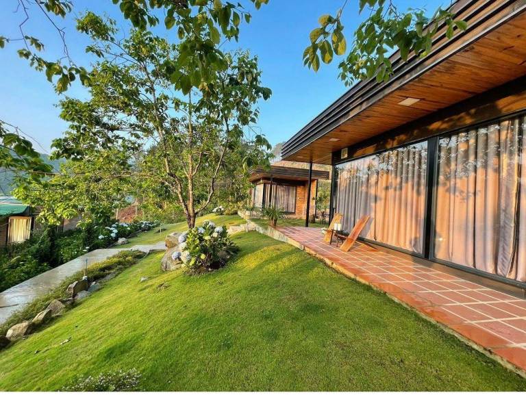 Bungalow with yard, patio & barbeque in Da Lat