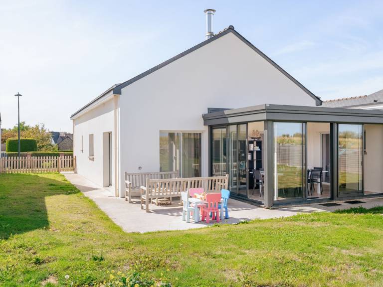 Vacation home with terrace in Dinan
