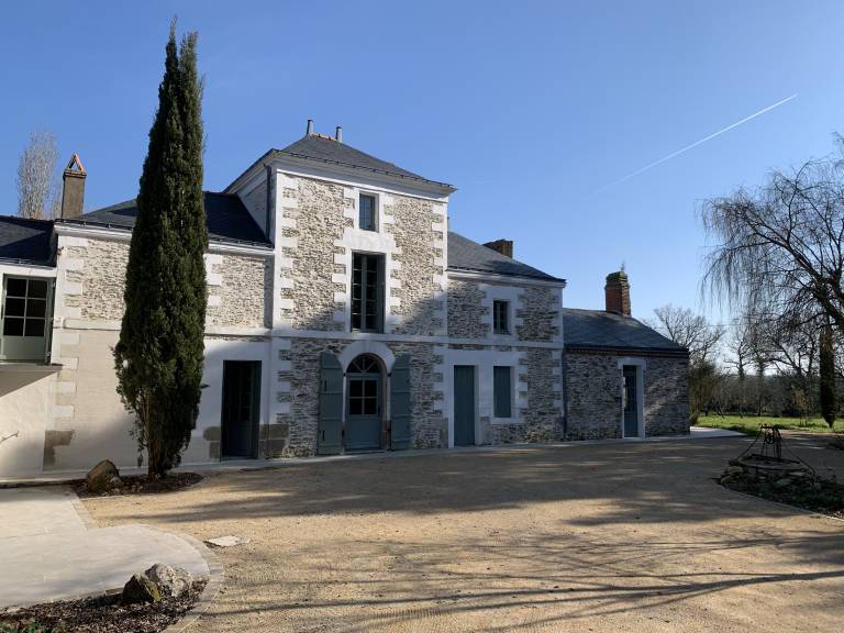 Gite with barbecue, patio & private pool | Nature view in Nantes