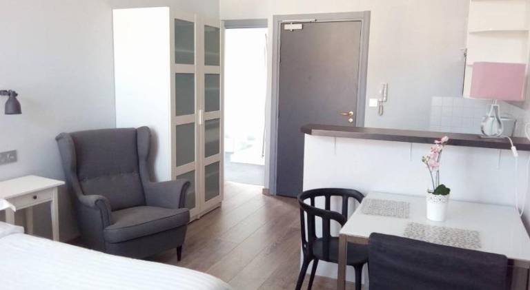 Serviced apartment with patio | Pet-friendly — photo 2
