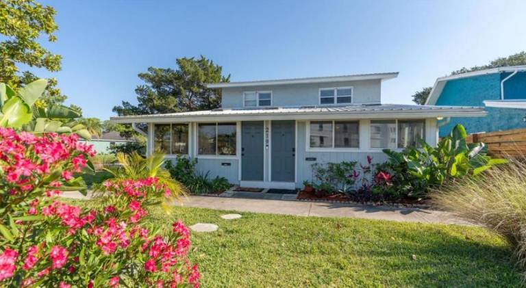 Beach getaway 12min Hot tub Fenced patio & Games in St. Augustine, FL