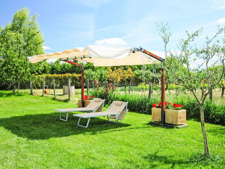 Apartment with pool, BBQ & yard — photo 3