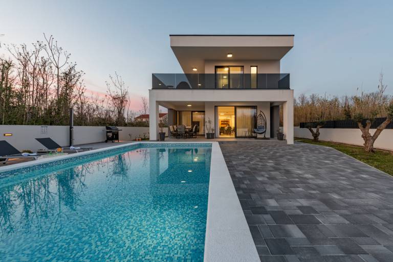 Family-oriented villa with terrace, barbeque & pool | Pets allowed — photo 3