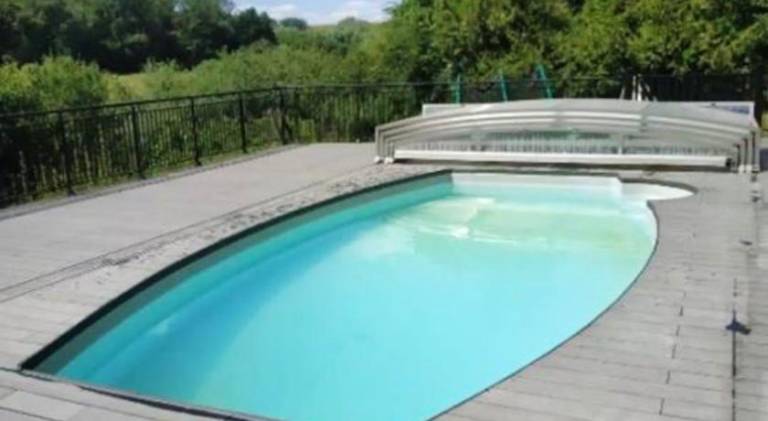 Holiday apartment with pool in Soissons