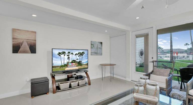 1st Floor Beachfront Resort Condo, Heated Pool, Jacuzzi, Tennis & Beach Access — photo 2