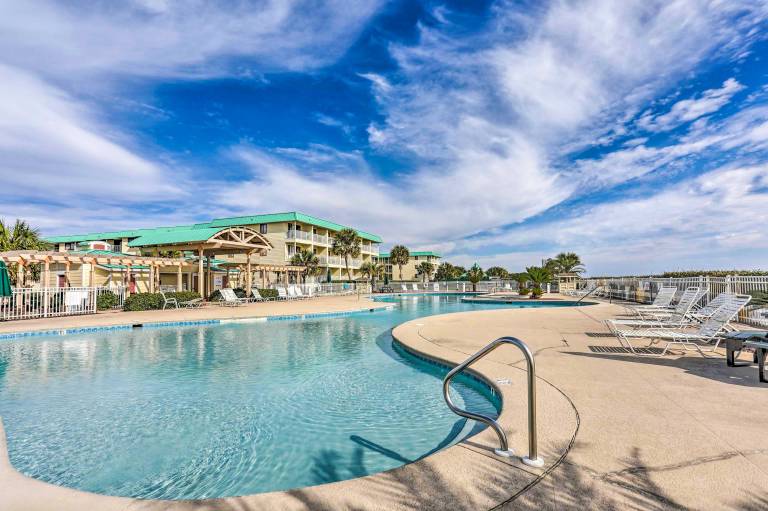 Gulf Shores Condo Covered Balcony & Beach Access
