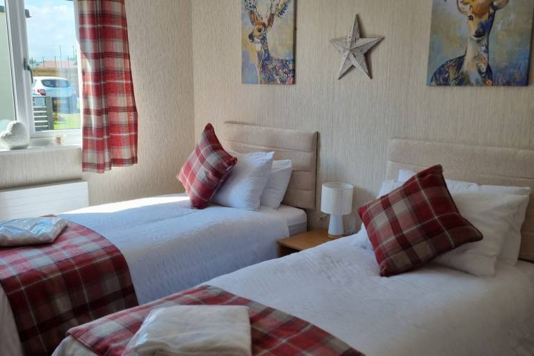 Captivatingly Stunning 2-Bed Chalet in Bridlington — photo 3