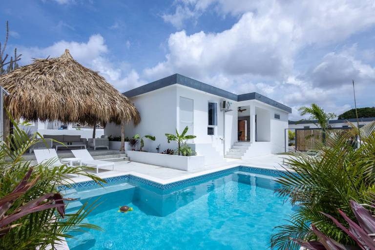 NEW Tropical Getaway with BBQ & Pool