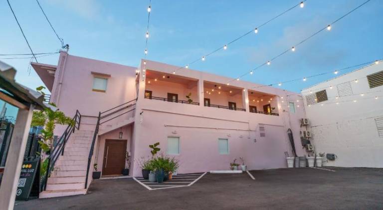 Room 2 Stylish Stay with Free Parking at Calle Cerra — photo 3