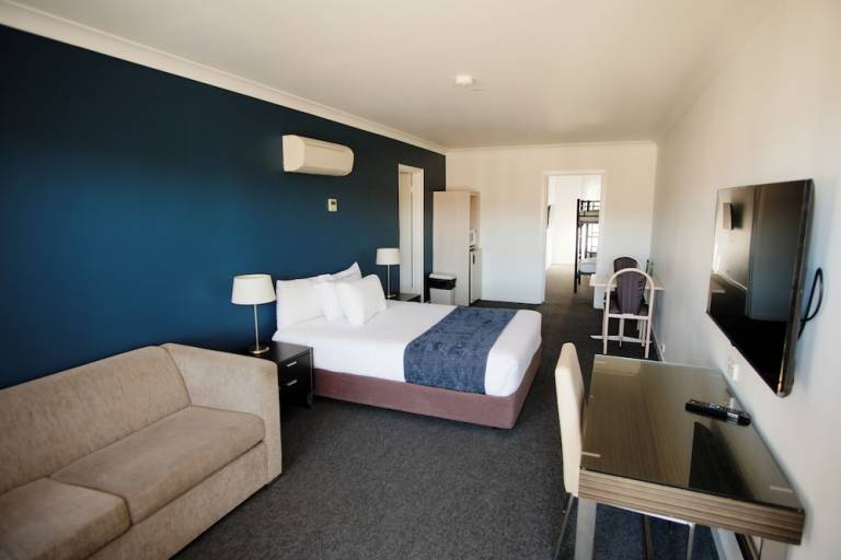 Motel Queanbeyan City Council