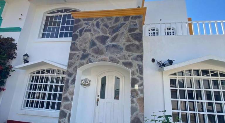Vacation home with pool in Manzanillo