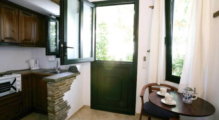Apartment with patio & garden — photo 3