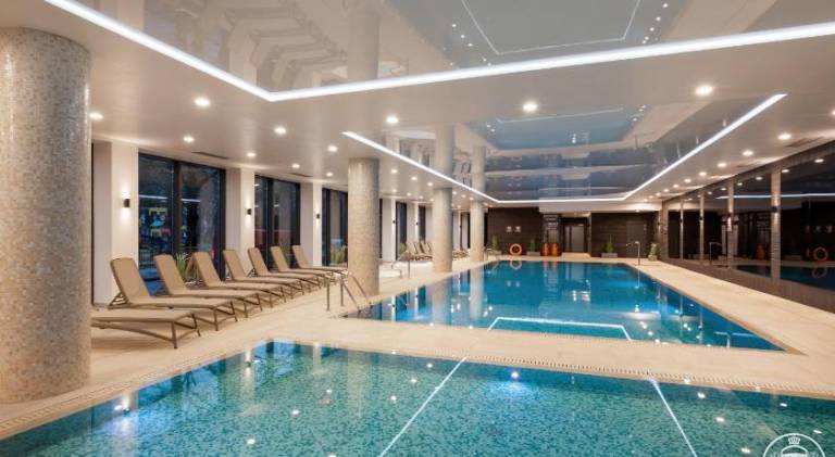 Serviced apartment with pool, hot tub & patio | Beach nearby | Dogs allowed in Kolobrzeg