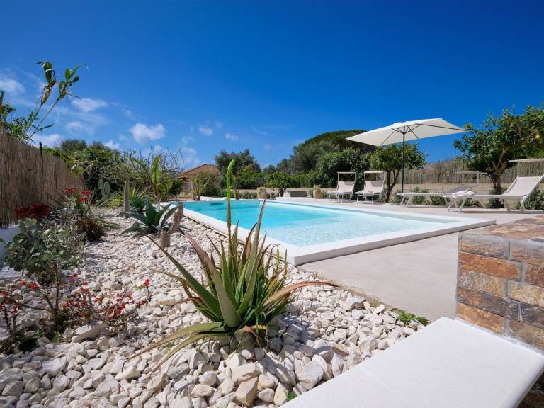 Fully equipped house with private pool, yard & grill | Suitable for remote work | Pets allowed — photo 2