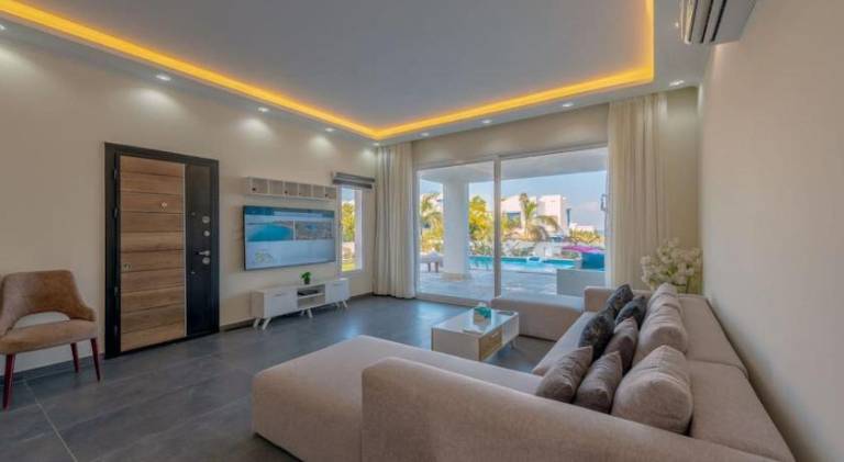 Villa with hot tub & pool — photo 2