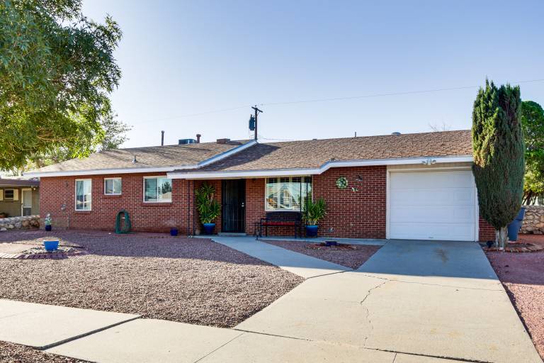 Family-Friendly El Paso Home Near Parks & Malls! — photo 2
