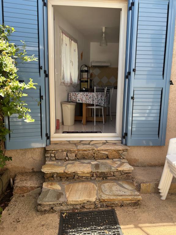 Rental apartment with patio, yard & BBQ | Sea view — photo 4
